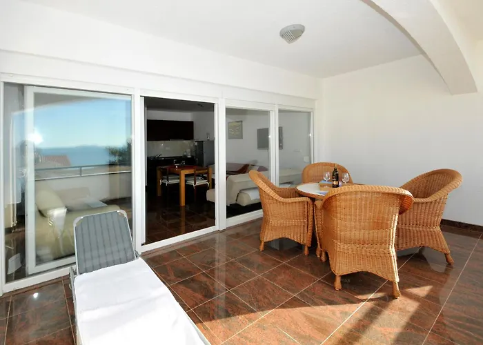 Svalina - Seaview And 130m From Апартаменты Трогир