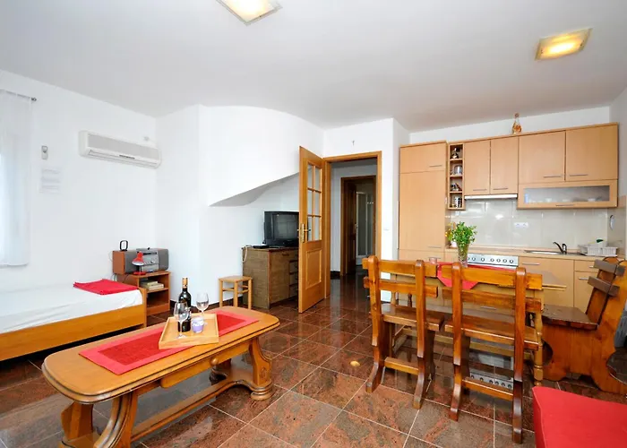 Svalina - Seaview And 130m From Апартаменты Трогир