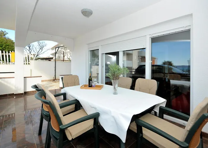 Апартаменты Svalina - Seaview And 130m From Трогир